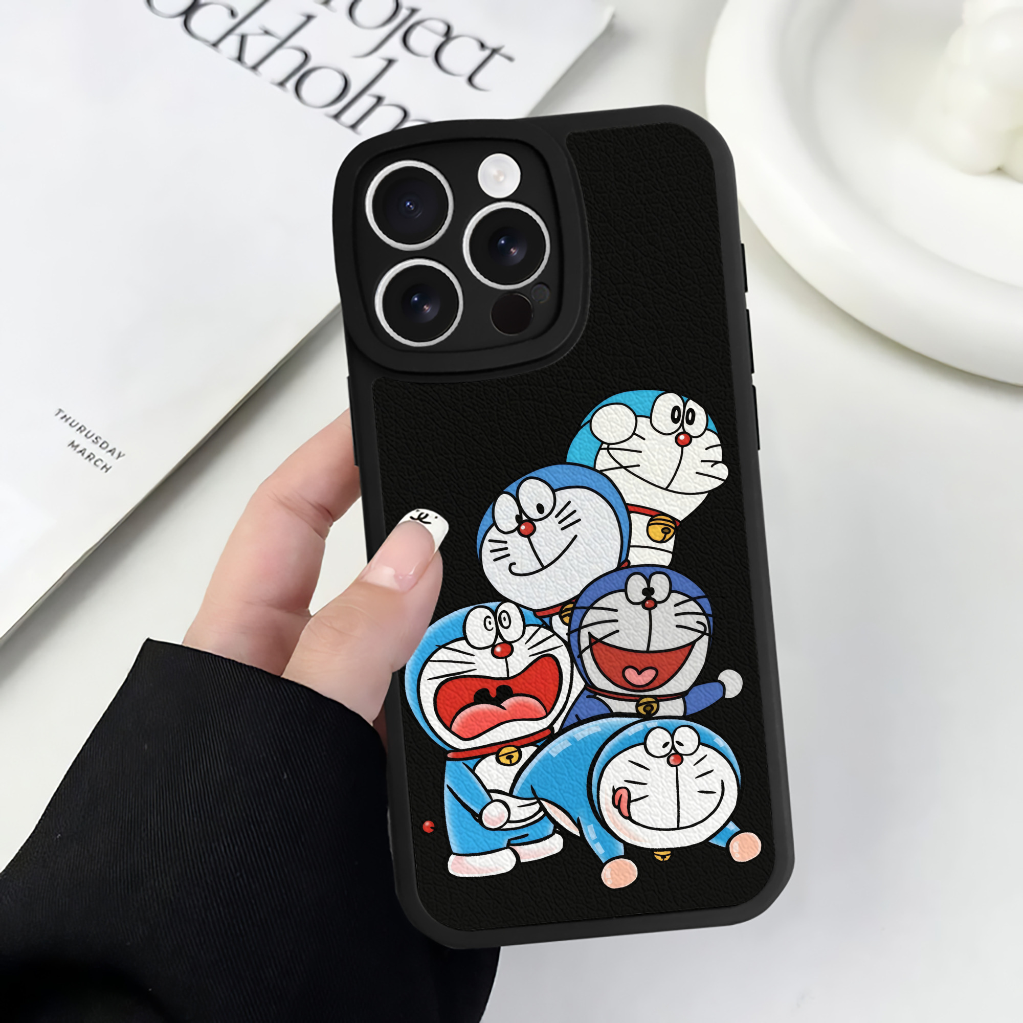 （画像用） ドラえもん Doraemon 【iPhone 16シリーズ対応】シリコンスマホケース（レザー調） 材質：シリコン